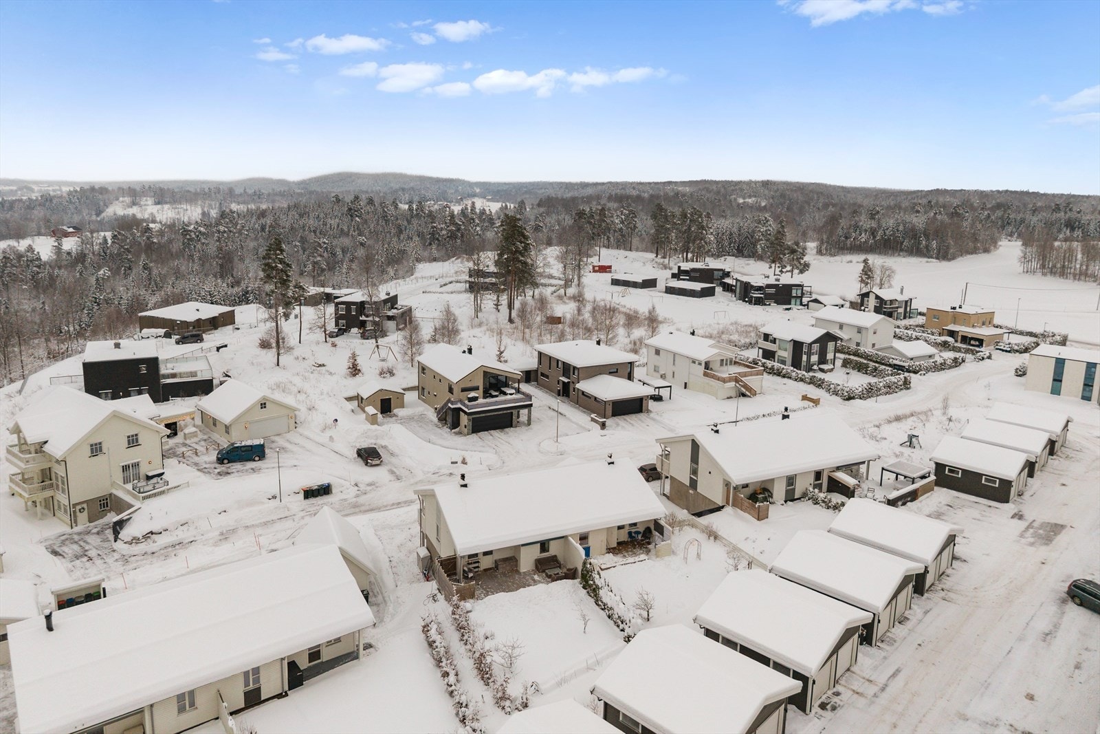Boligen ligger i et etablert boligområde med tett småhusbebyggelse. Galleribilde