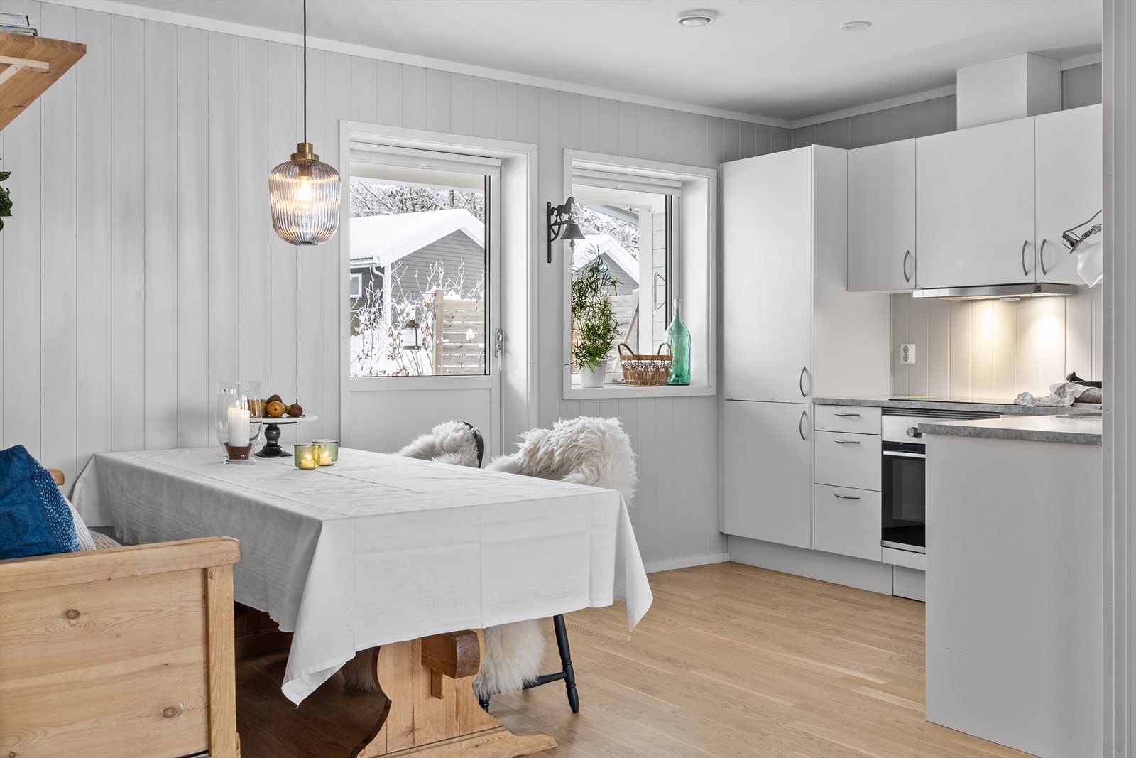 Direkte forbindelse til kjøkkenet gir en naturlig spiseplass. Galleribilde