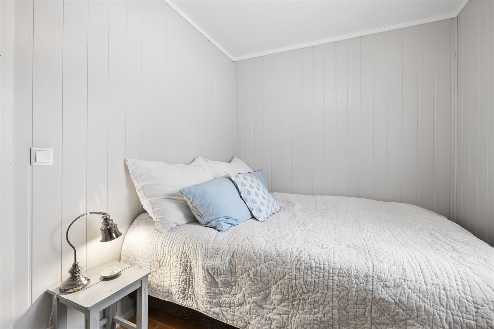 Soverommet har malt MDF-panel på veggene, som gir en ren og moderne finish. Galleribilde