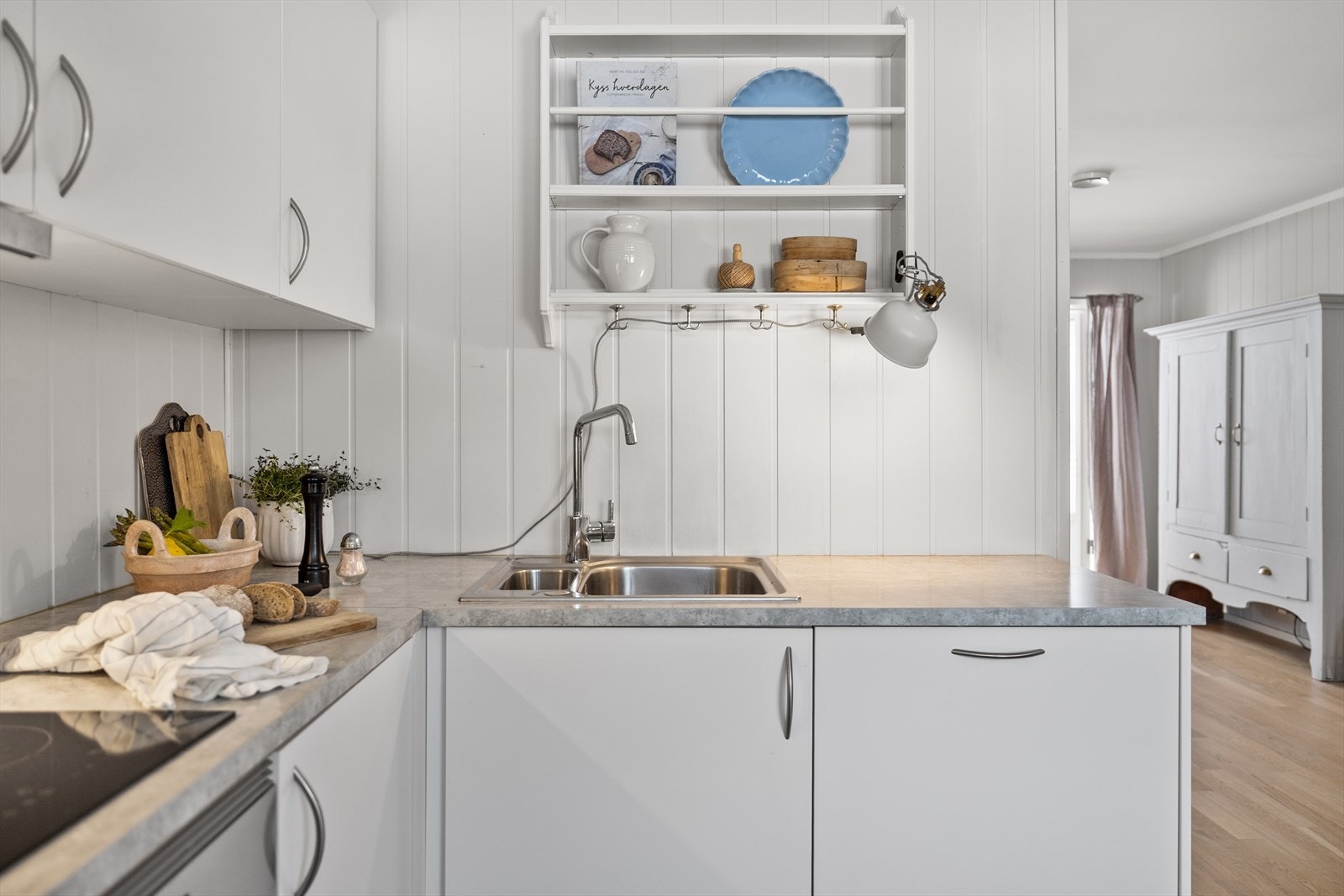 Benkeplaten i laminat gir en praktisk arbeidsflate. Galleribilde