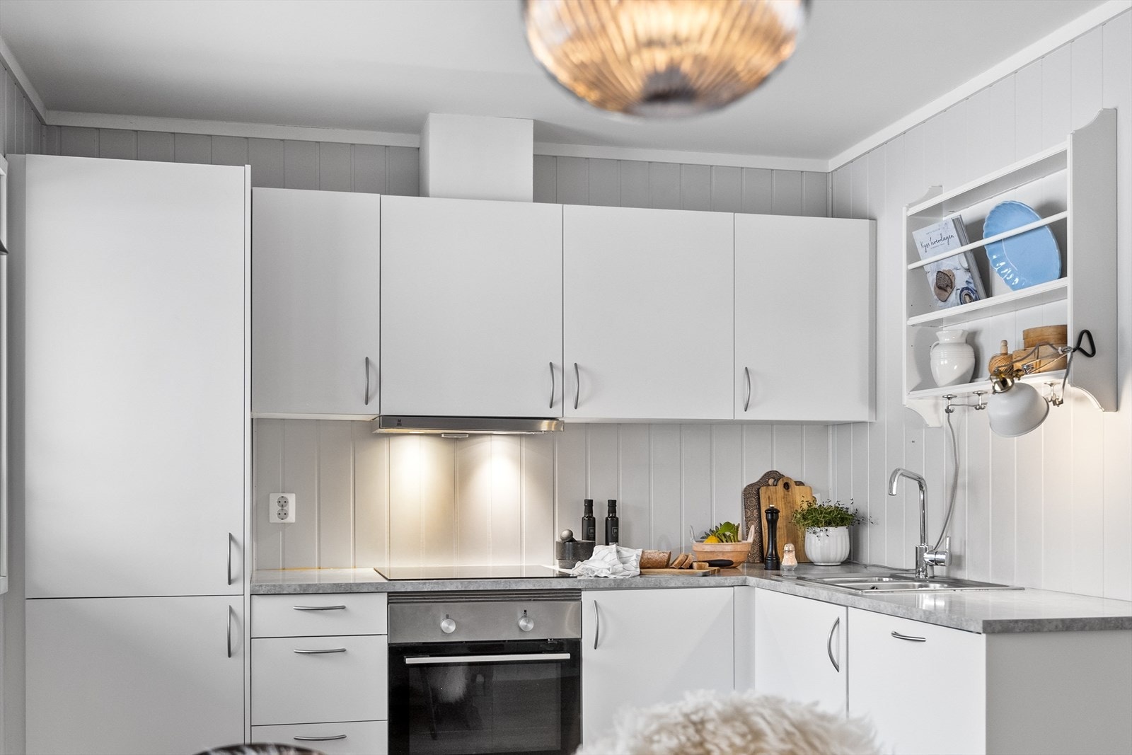 Mekanisk ventilator over platetopp sikrer effektiv avtrekk. Galleribilde