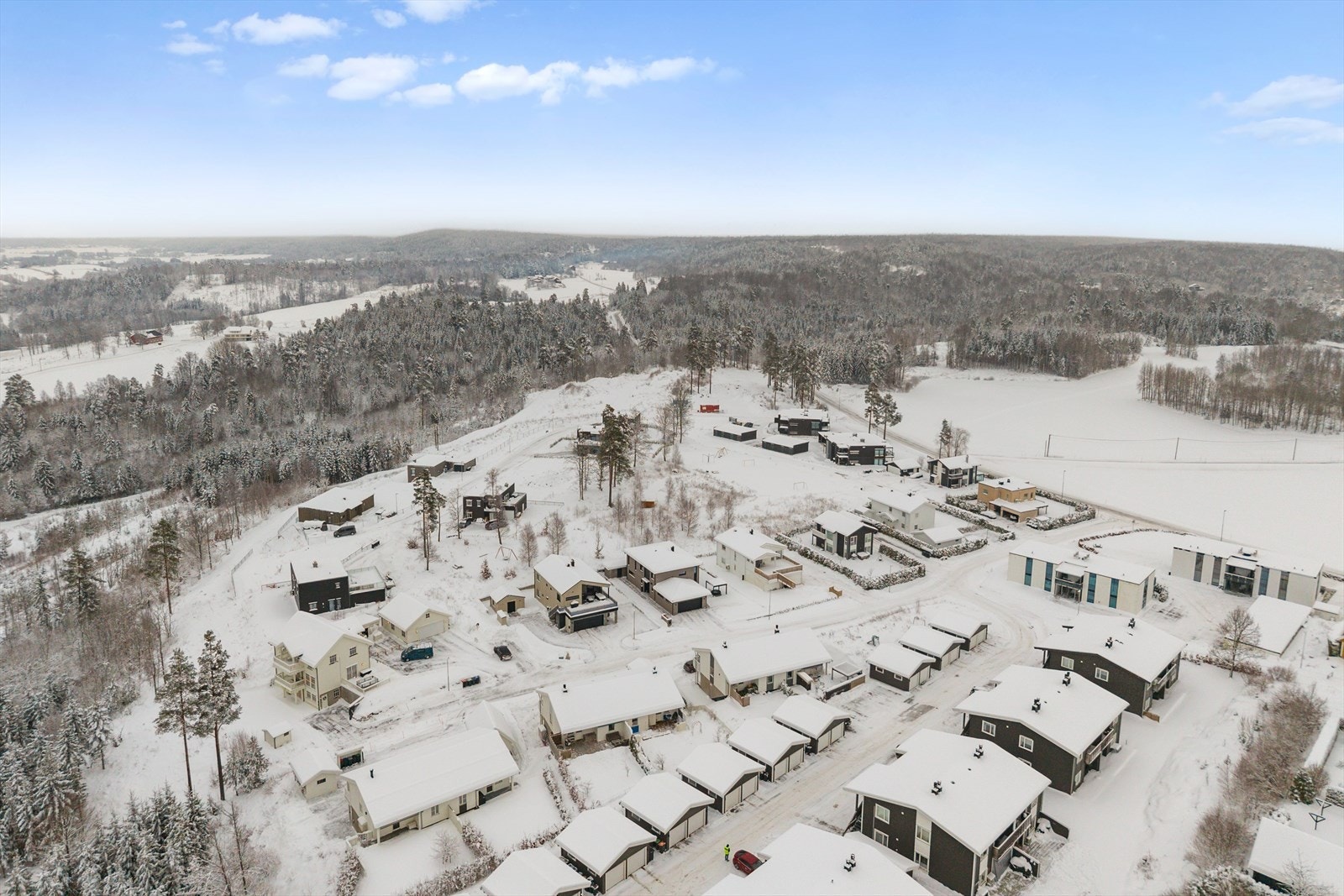 Eiendommen er omgitt av skog og har utsikt mot et åpent landskap. Galleribilde