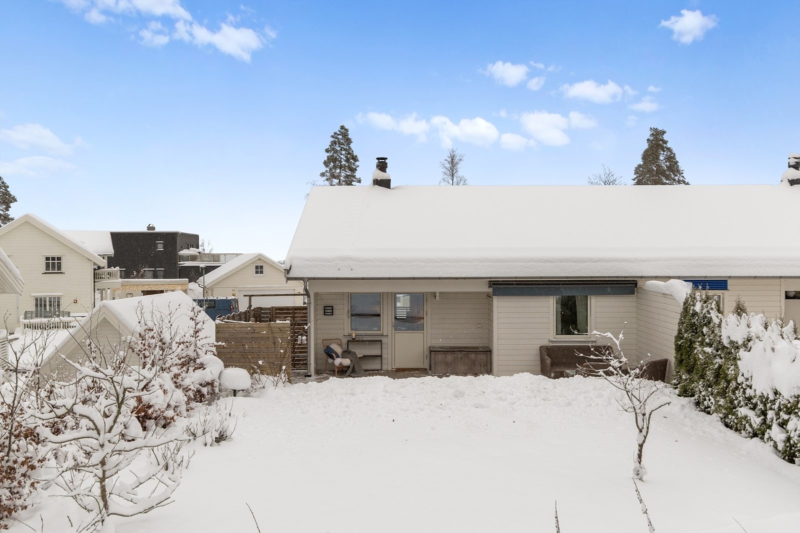 Boligen har en markterrasse med impregnert terrassegulv og levegg mot nabo. Galleribilde
