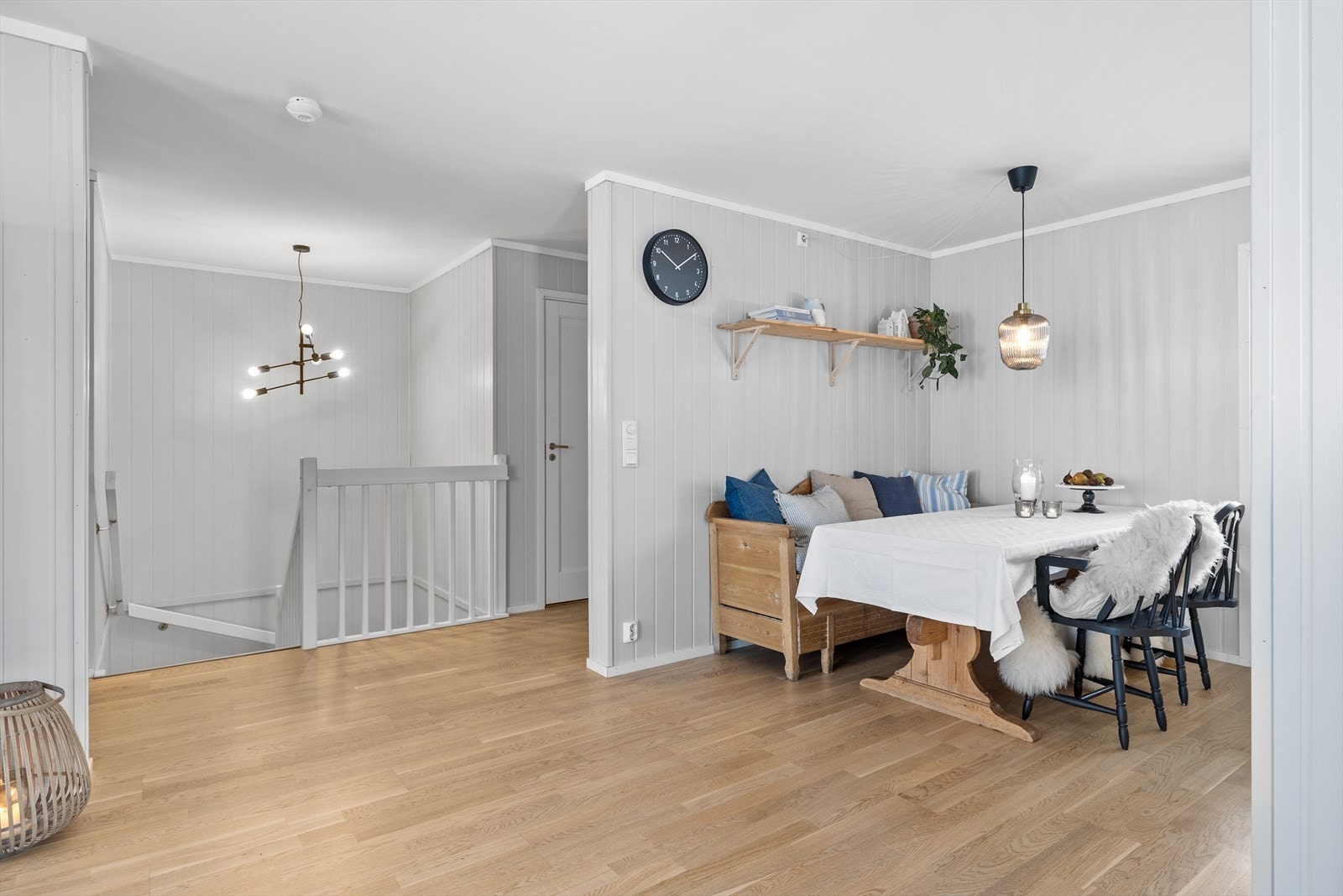 Parkettgulv og malt MDF-panel gir et rent og ryddig inntrykk i spisestuen. Galleribilde