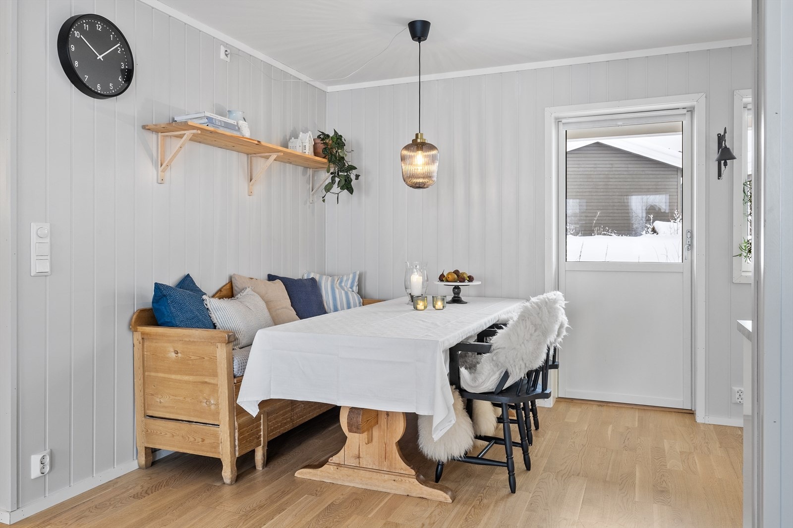 Utgang til terrasse gir enkel tilgang til uteområdet fra spiseplassen. Galleribilde