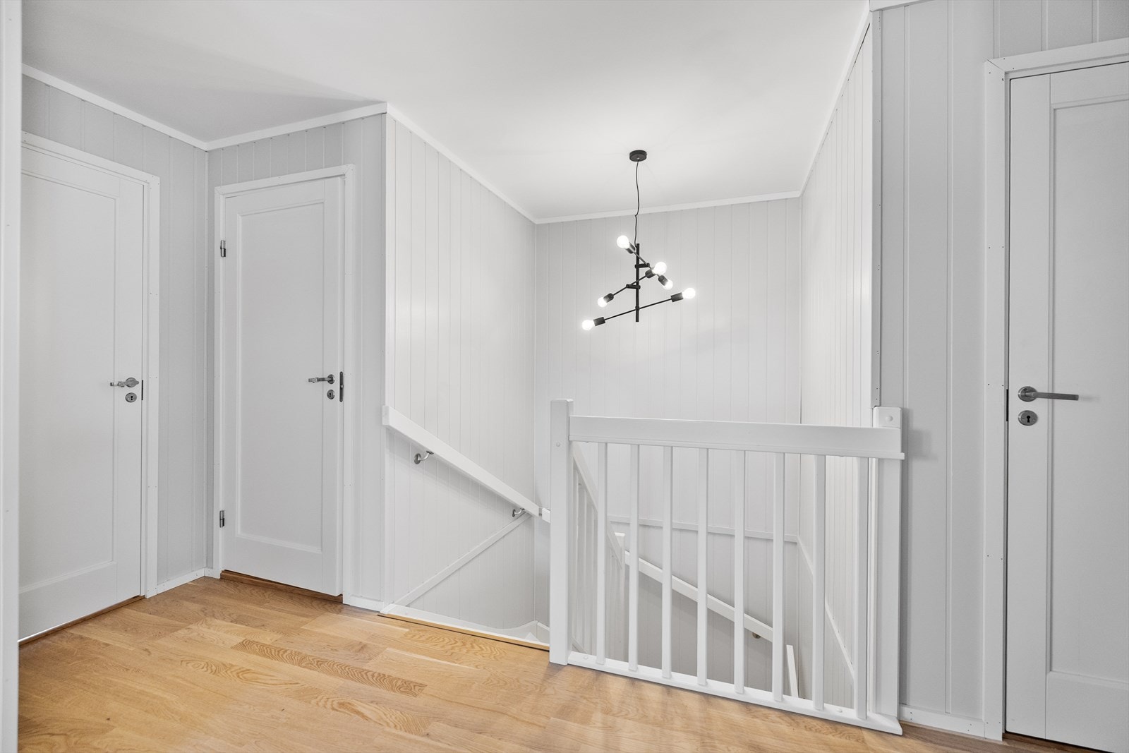 Trappen er malt i tre og gir enkel tilgang mellom etasjene. Galleribilde