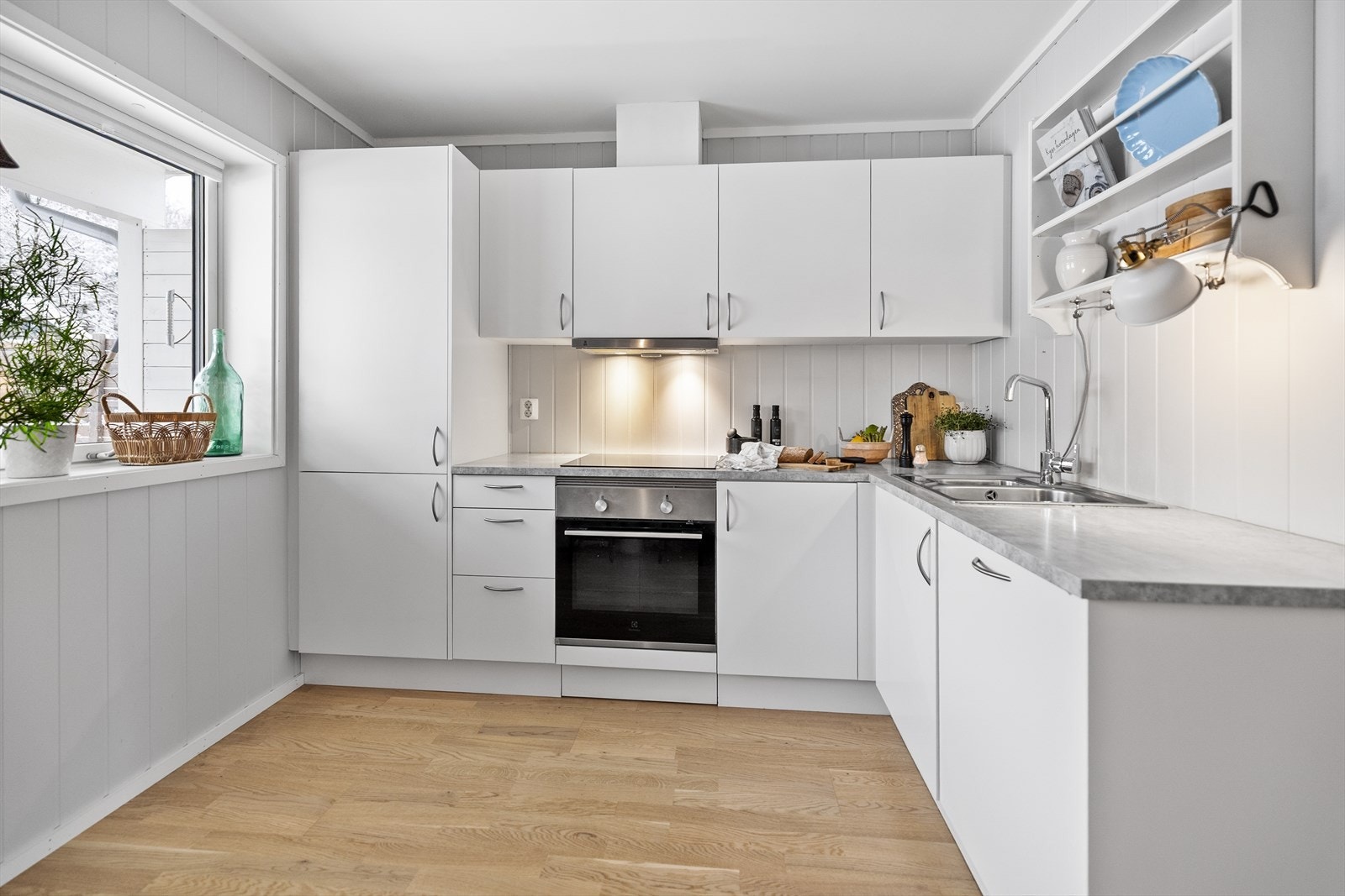 Kjøkkenet har innredning med glatte fronter og laminat benkeplate. Galleribilde