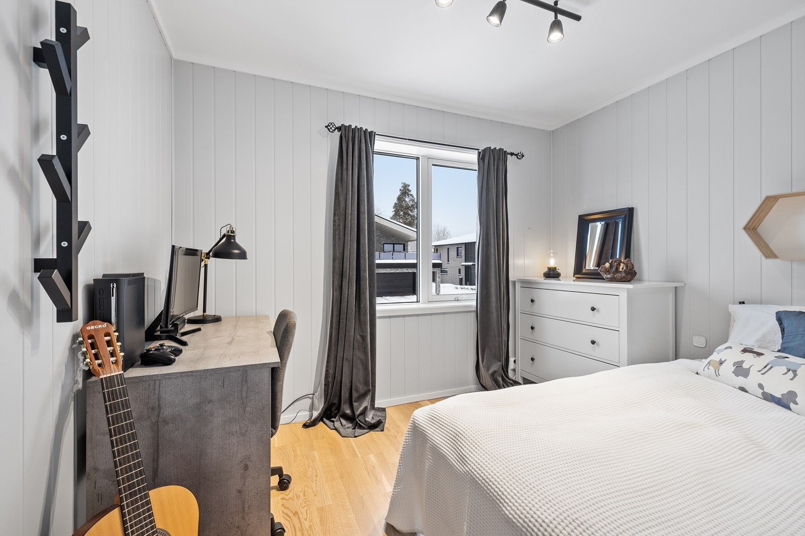 Soverommet har god plass for seng og flere møbler Galleribilde