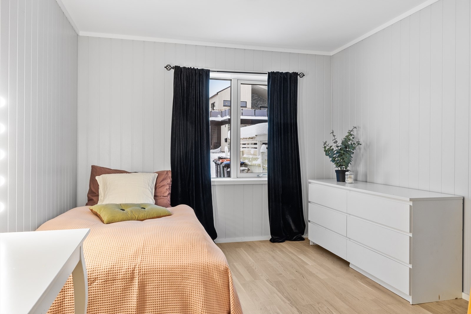 Lyst parkettgulv gir en behagelig kontrast til de malte veggene. Galleribilde