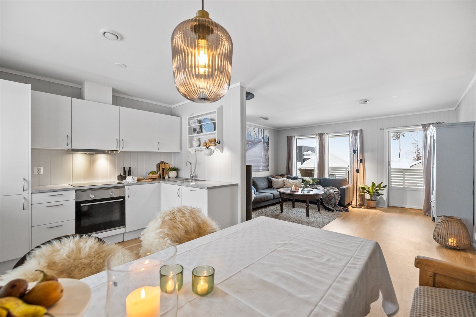 Fin åpen løsning med kjøkken og stue. Spiseplass til hele familien Galleribilde