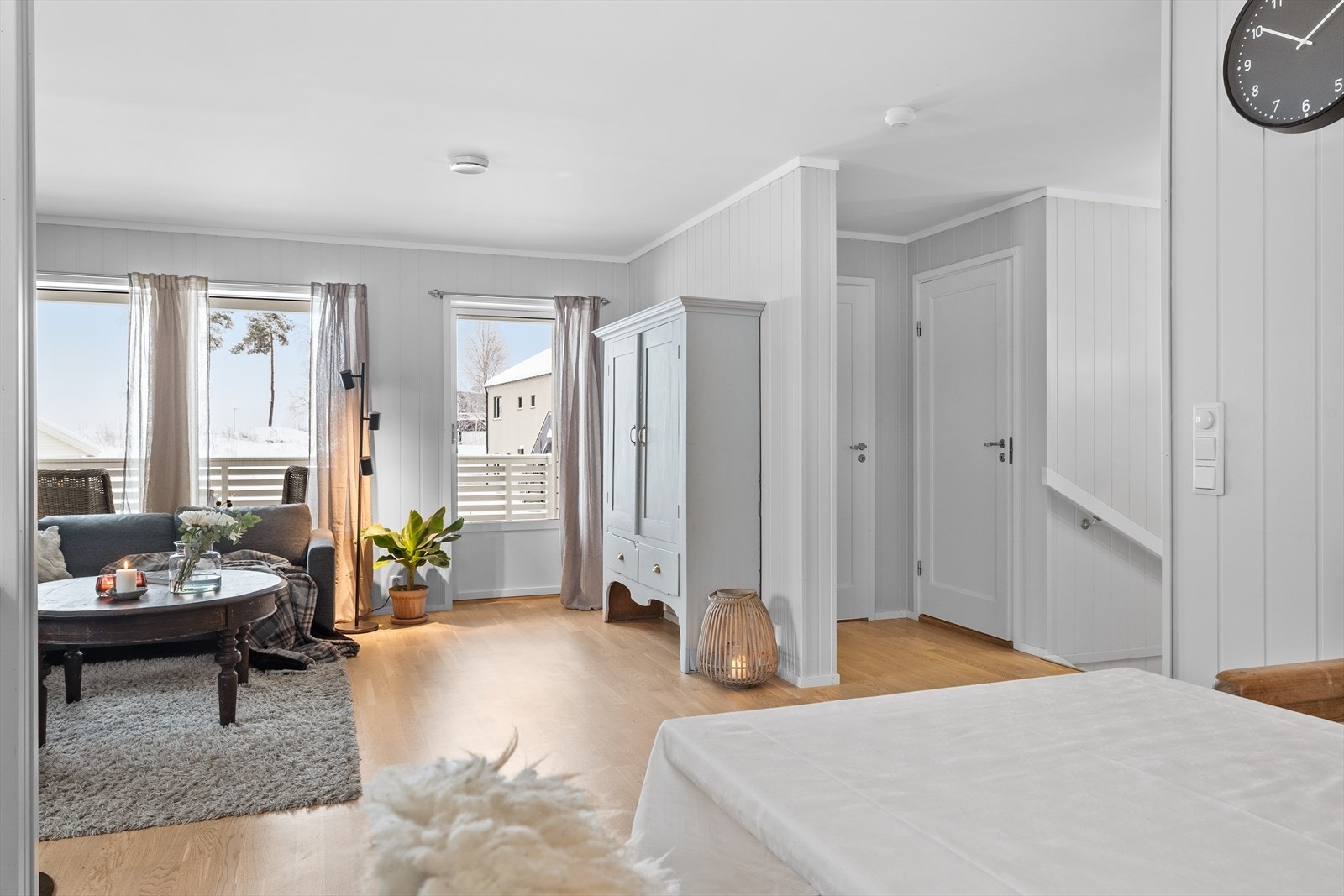 Store vindusflater gir naturlig lysinnslipp til stuen. Galleribilde