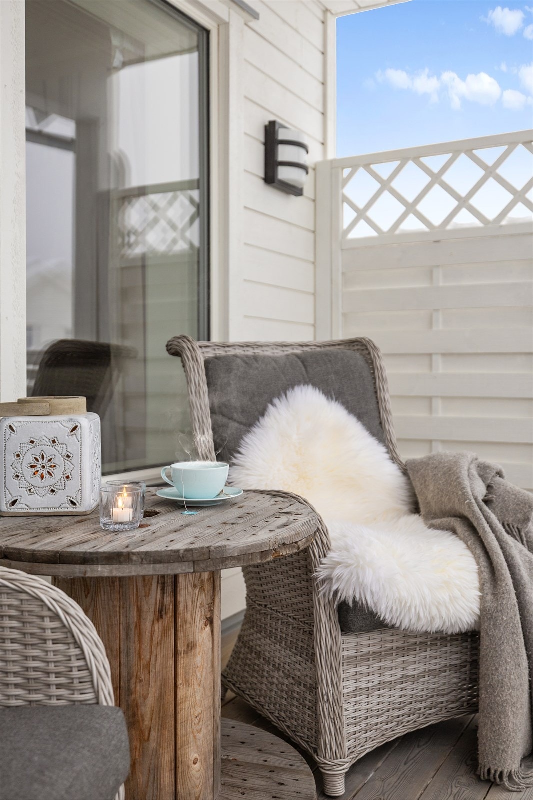 Her kan du nyte en varm kopp kaffe i morgensolen Galleribilde