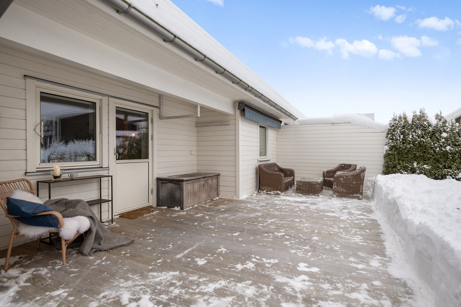 God plass til ulike utemøbler, og et naturlig samlingspunkt for grillfester og hyggelige sommerdager. Galleribilde