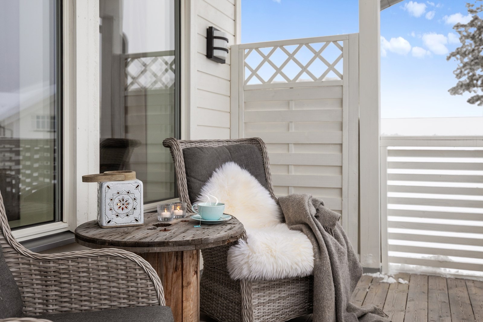 Malt rekkverk med liggende spiler gir et stilrent utseende. Galleribilde