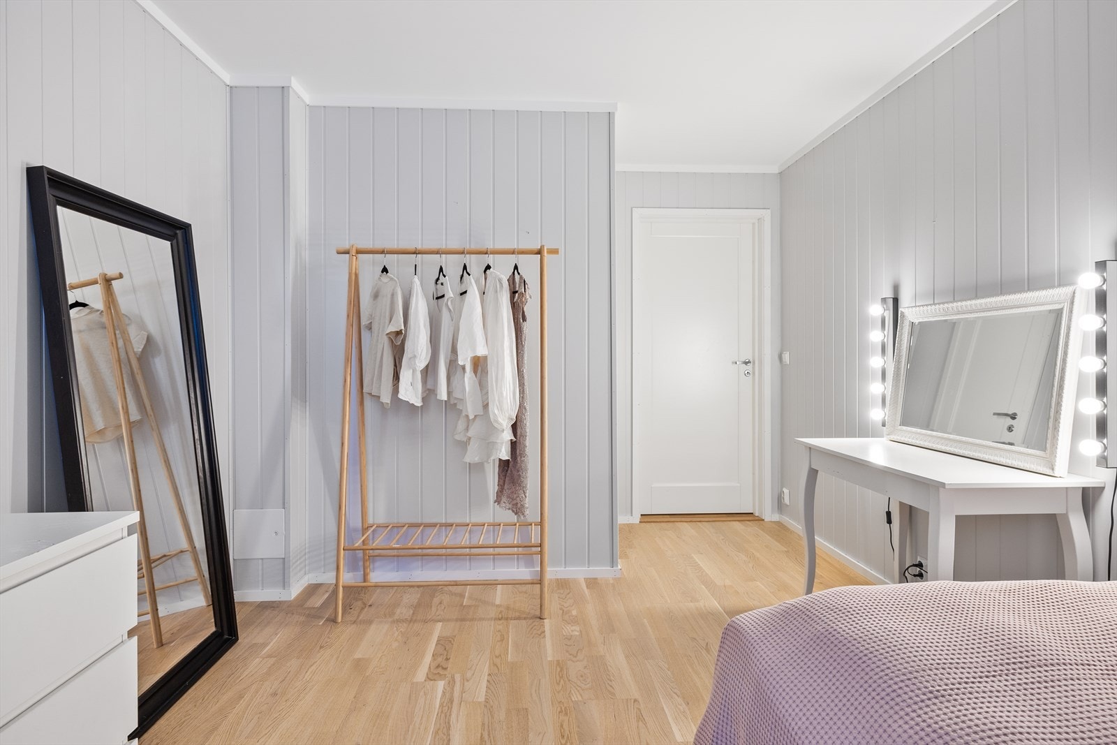 Soverommet i 1. etasje har plass til både kommode og garderobeskap Galleribilde