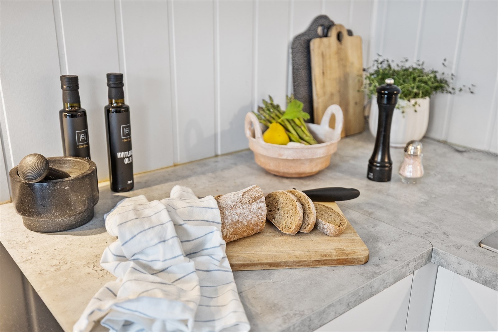 Laminat benkeplate gir en slitesterk overflate for matlaging. Galleribilde