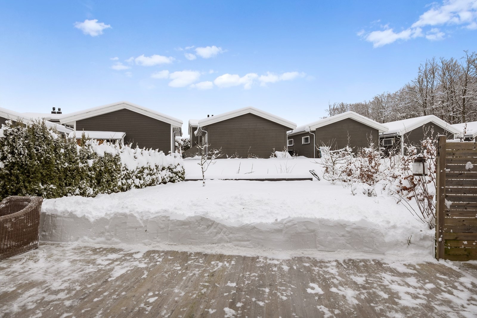 Foran terrassen finner du en koselig og praktisk liten hage, perfekt til lek, blomster eller små grønnsaksbed Galleribilde