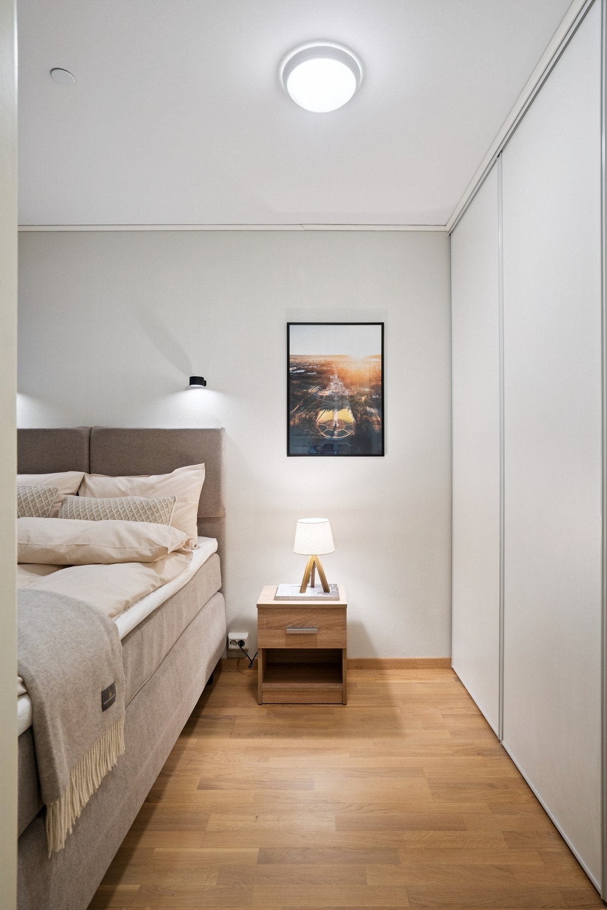 Soverommet er innredet i lyse, rolige farger og har god oppbevaringsplass i skyvedørsgarderobe. Galleribilde