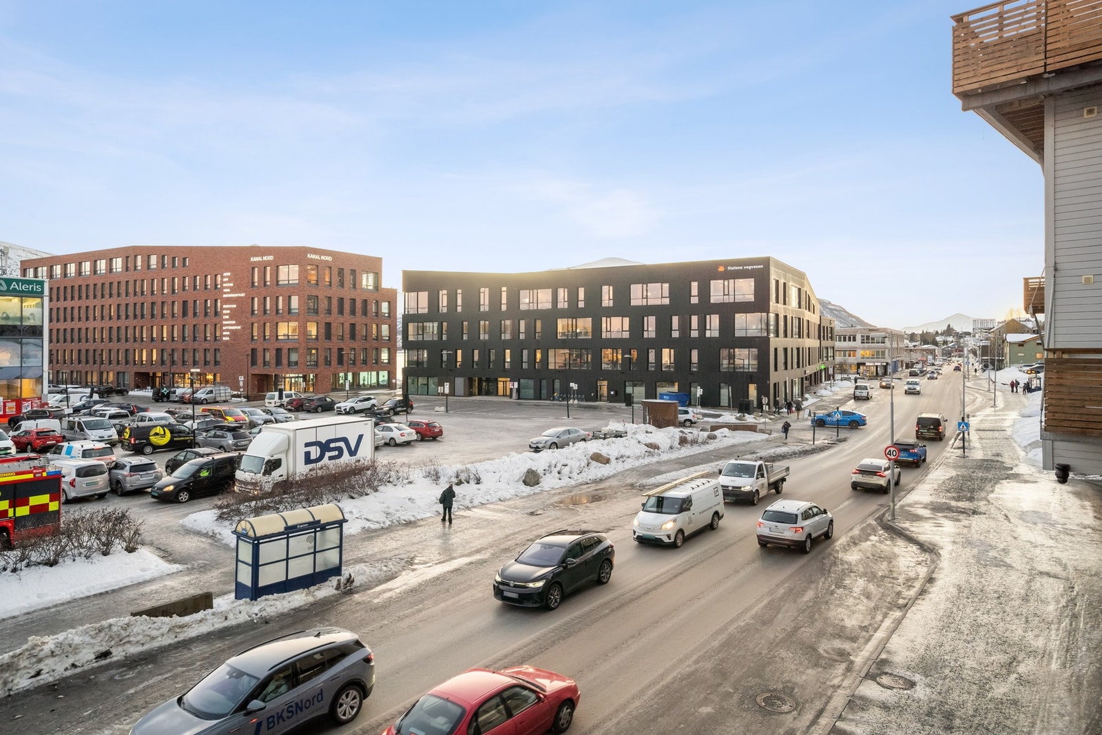 I området finner du flere dagligvarebutikker, inkludert en søndagsåpen butikk. Galleribilde