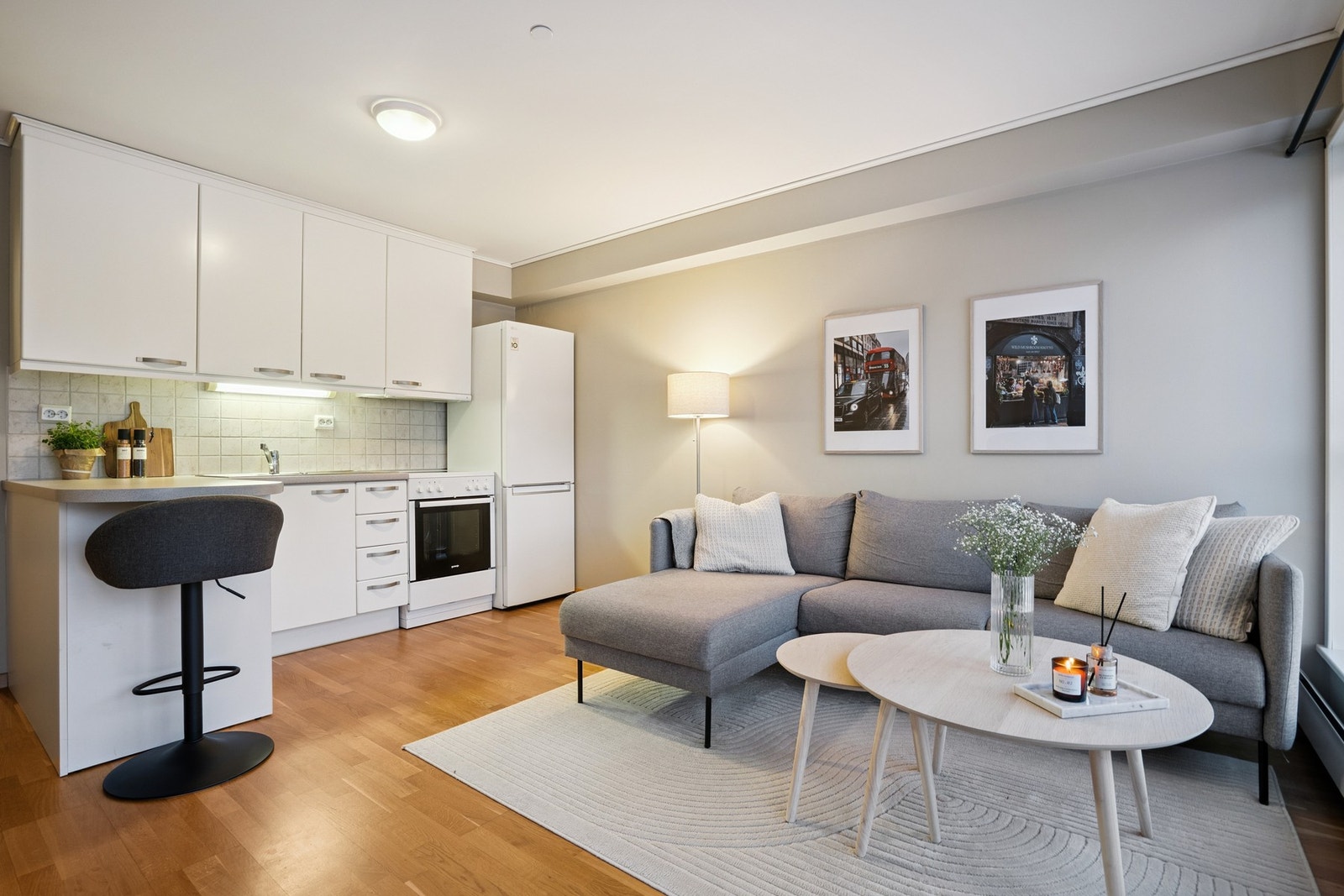 Stuen fremstår lys og moderne, med en gjennomført planløsning. Galleribilde