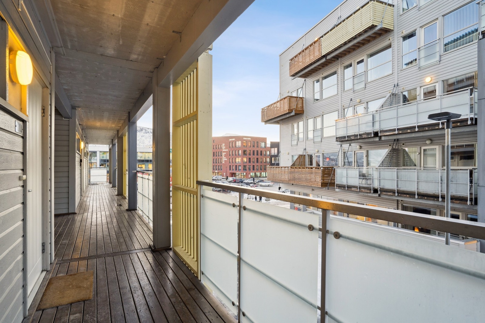 Svalgangen er romslig og overbygd, noe som gir en trivelig adkomst. Galleribilde