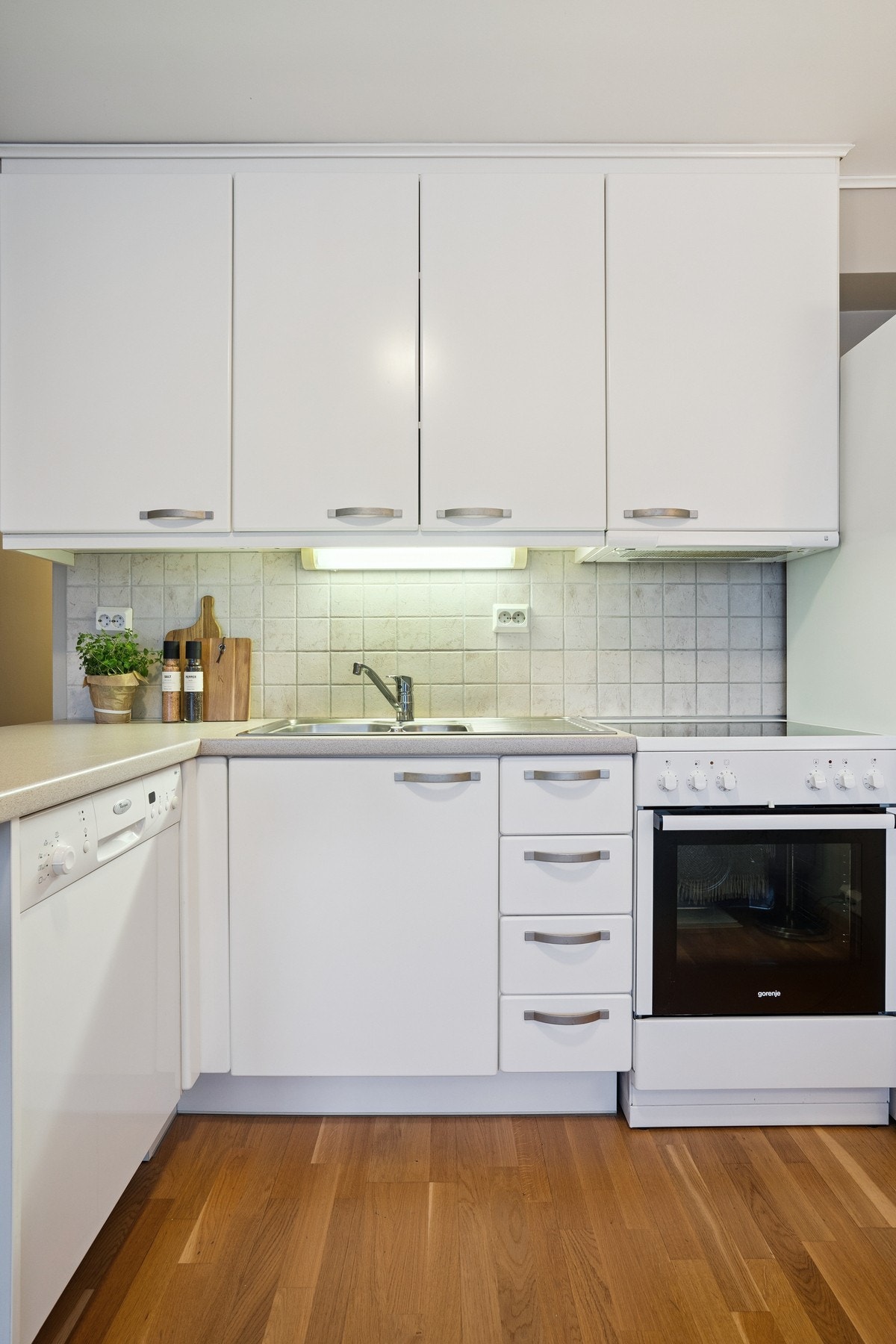 praktisk kjøkken med lyse fronter. Galleribilde