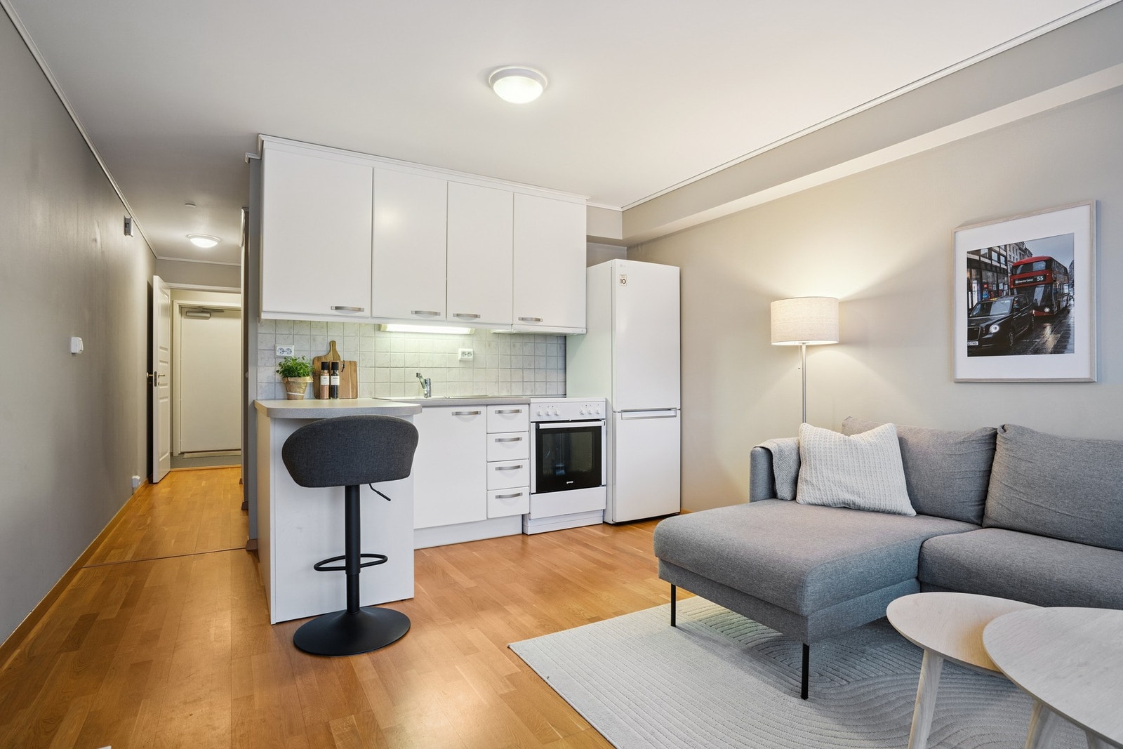 Åpen løsning mot kjøkkenet, praktisk barløsning og god plass til sofakrok. Galleribilde