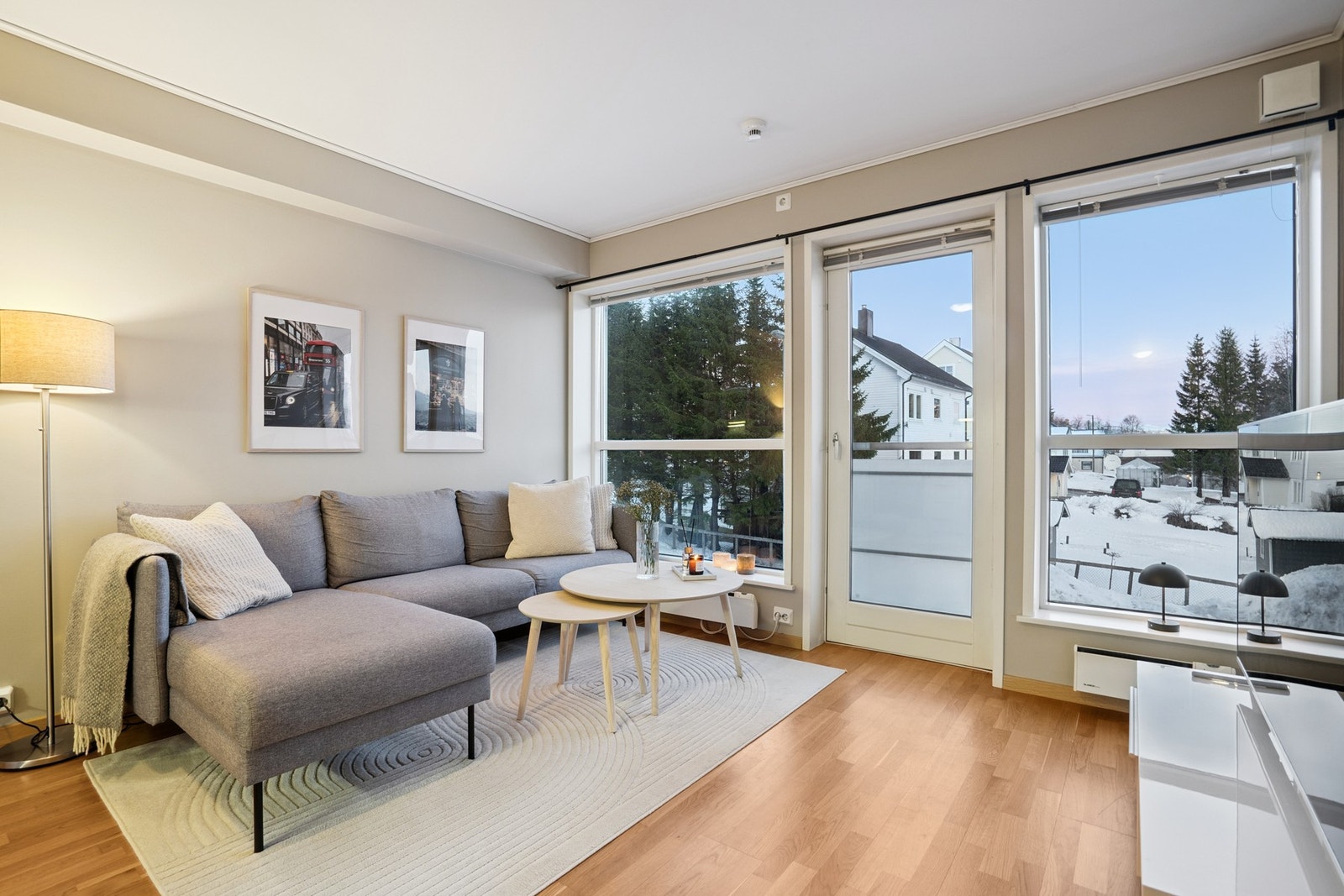 Stuen har store vindusflater som slipper inn rikelig med naturlig lys og skaper en lys og luftig atmosfære. Galleribilde