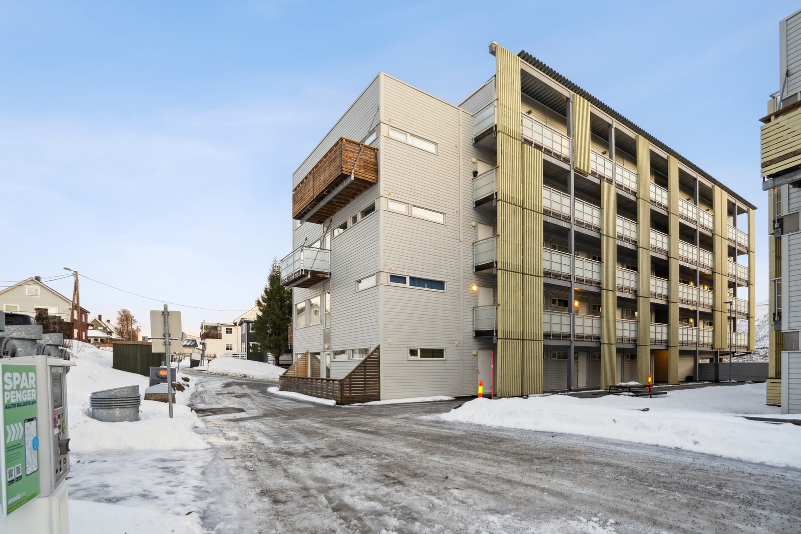 Det er gjesteparkering tilgjengelig like utenfor blokken. Galleribilde