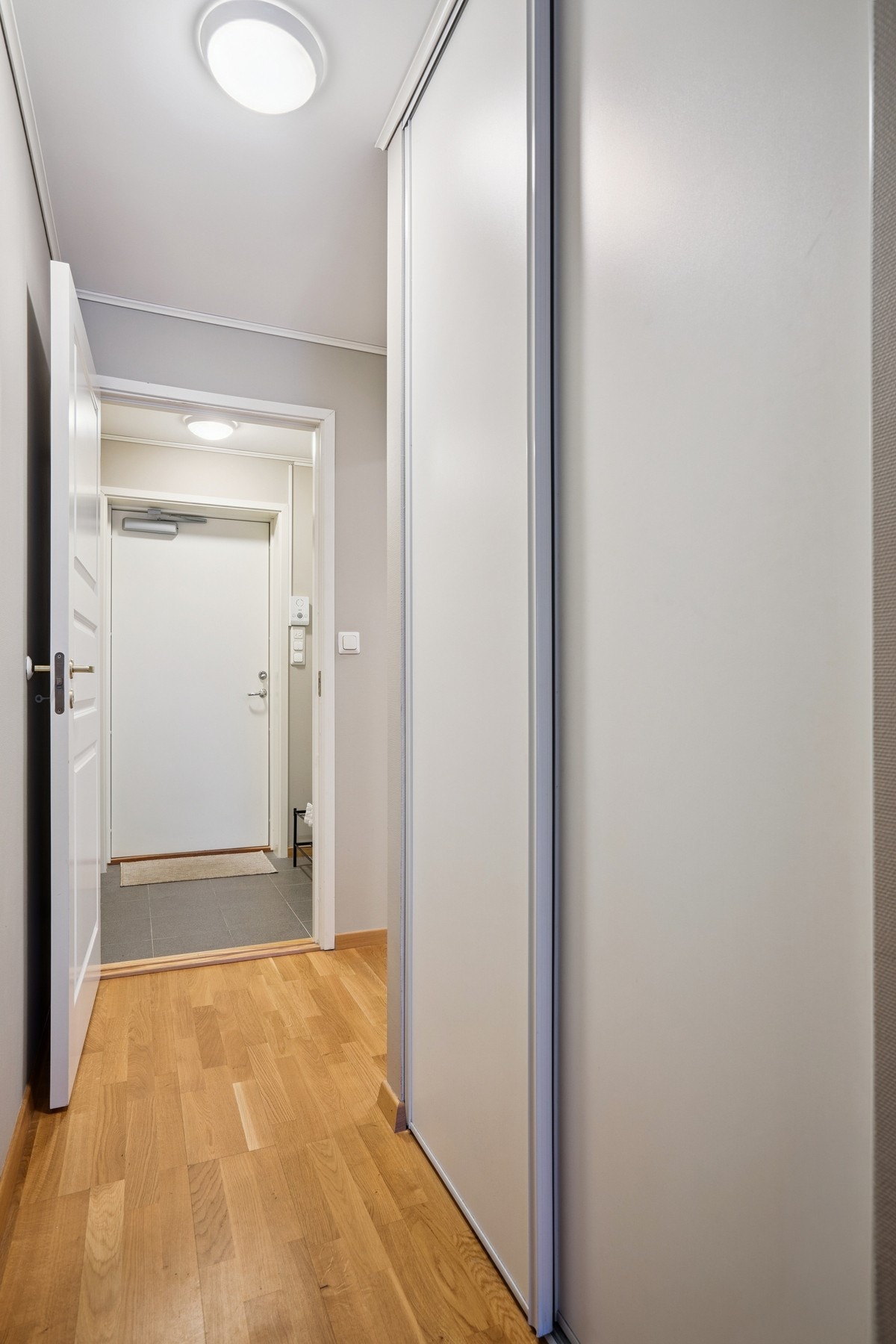 Leiligheten har en gjennomgående gang med god oppbevaringsplass i skyvedørsgarderobe. Galleribilde