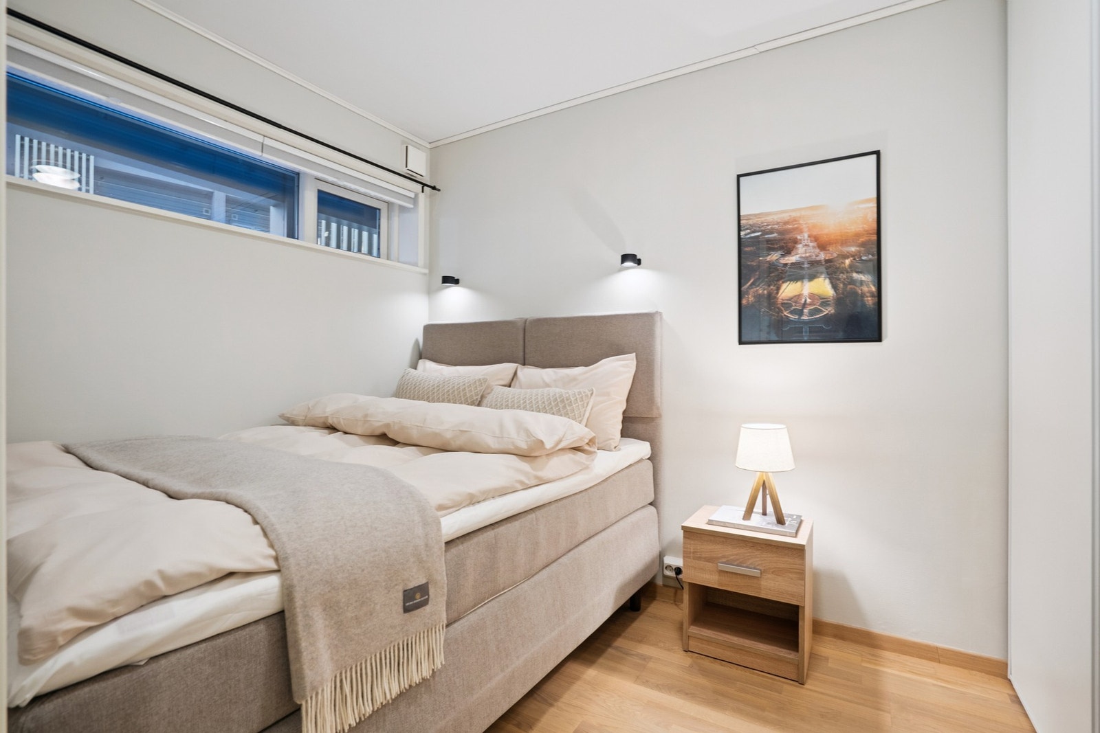 Soverommet oppleves lyst og behagelig, med et høytliggende vindu som slipper inn naturlig lys, og god plass til en komfortabel seng. Galleribilde