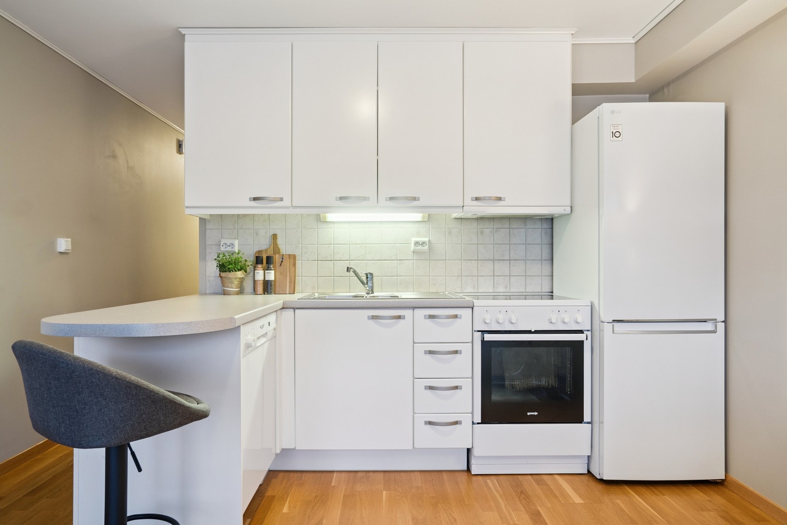 Lyst og funksjonelt kjøkken med god skapplass. Galleribilde