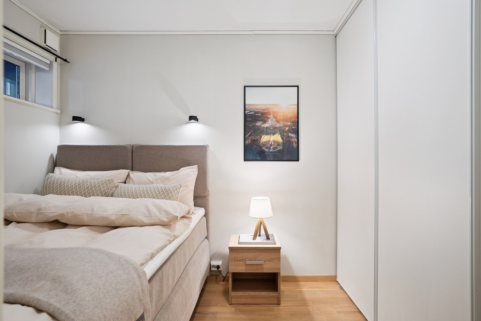 Her bor du sentralt med de fleste fasiliteter rett utenfor døren, og med svært gode bussforbindelser. Galleribilde