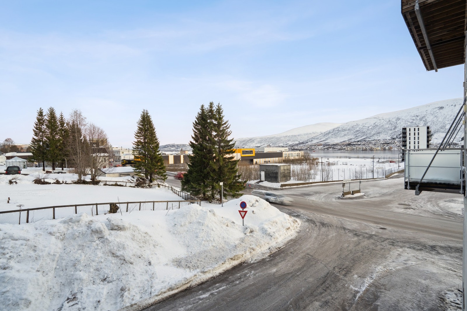 Fra både den franske balkongen og sofakroken har du utsikt mot fjellene i horisonten. Galleribilde