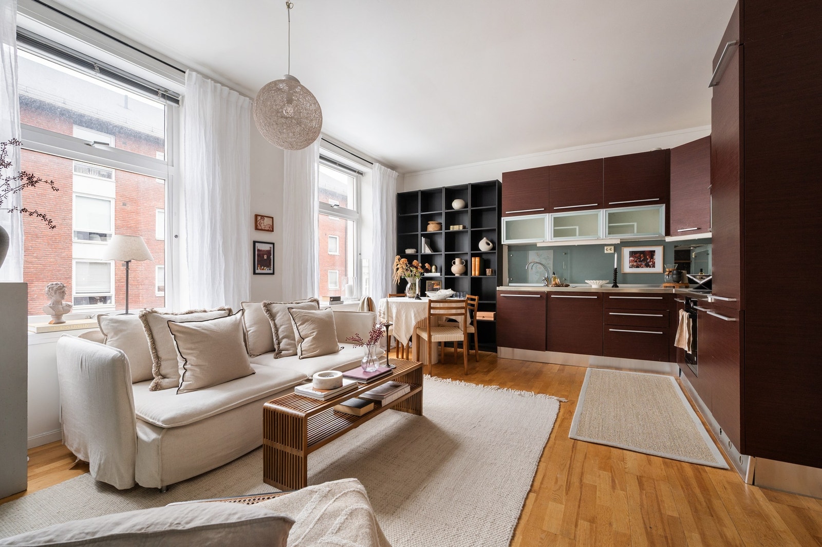 Tom Martinsen v/ Krogsveen har gleden av å presentere en attraktiv og delikat 3-roms selveierleilighet med solrik balkong. Galleribilde