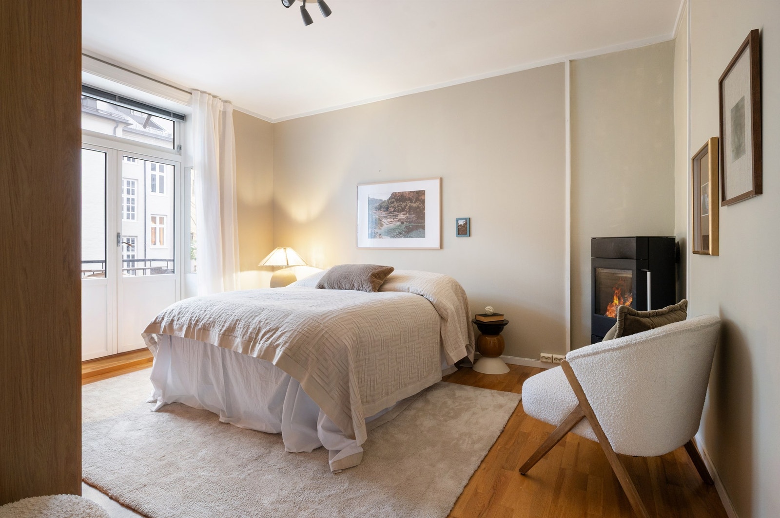 Hovedsoverommet har en peisovn installert i 2019, som gir både varme og en behagelig atmosfære. Galleribilde