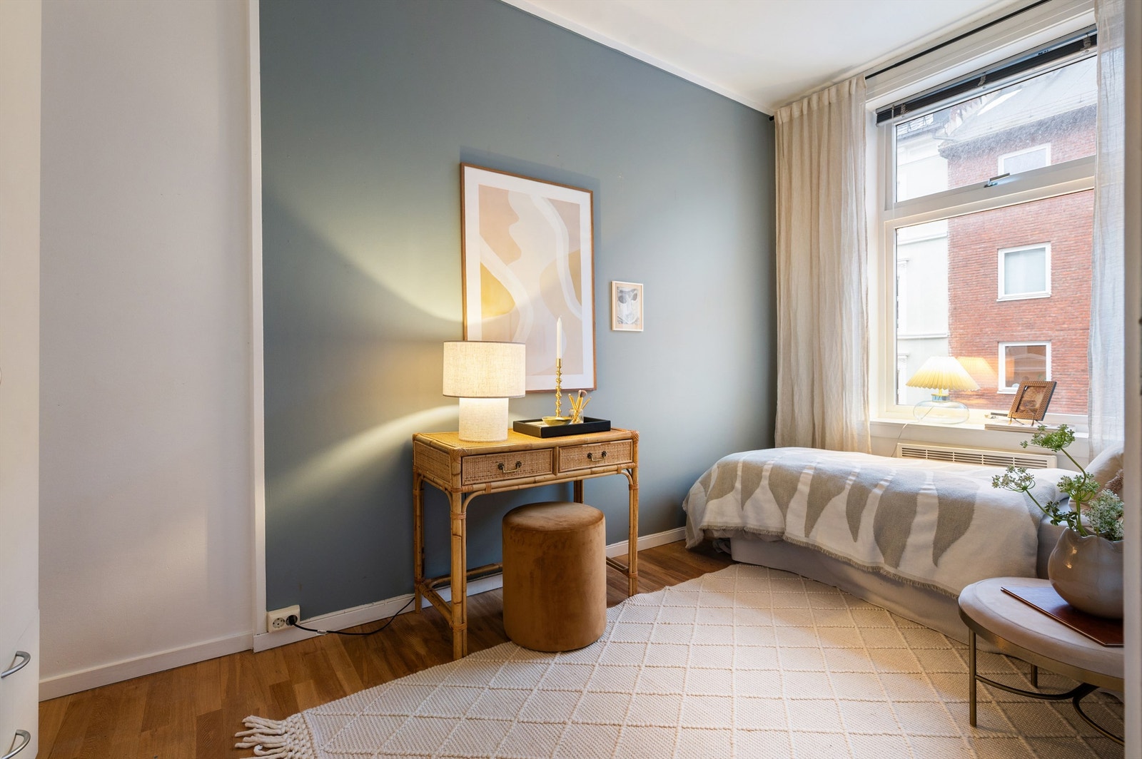 Leilighetens andre soverom egner seg godt som gjesterom, barnerom eller kontor. Galleribilde