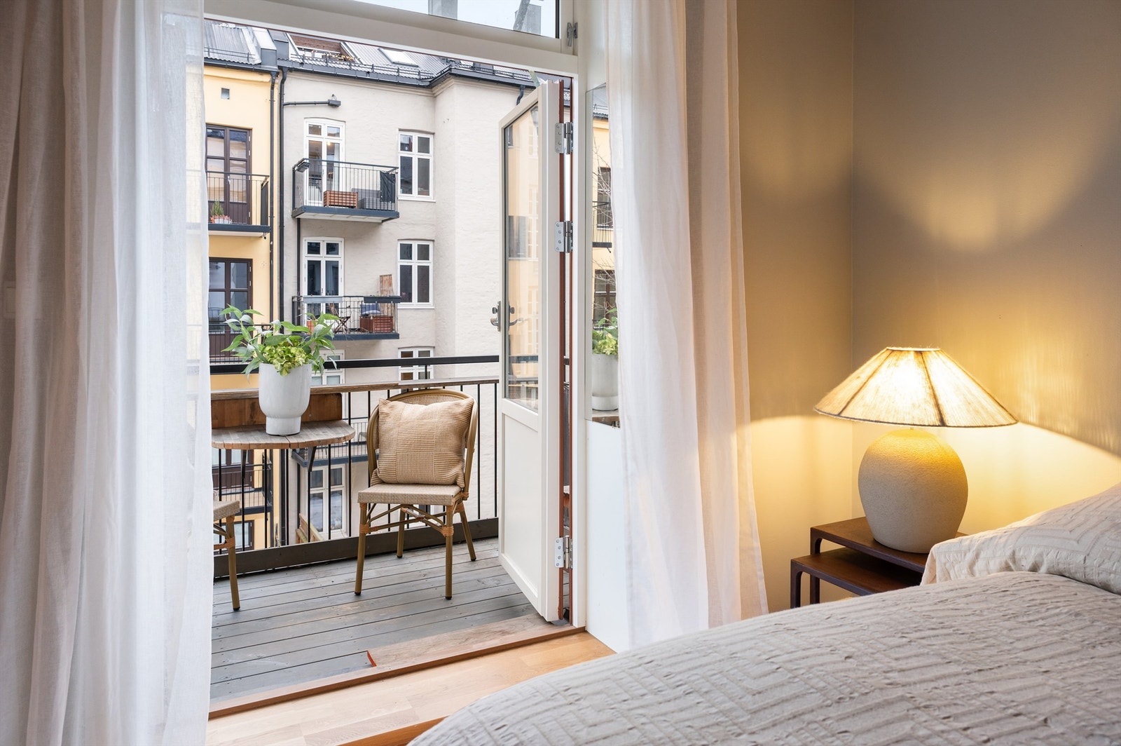 Fra hovedsoverommet er det direkte utgang til leilighetens balkong. Galleribilde