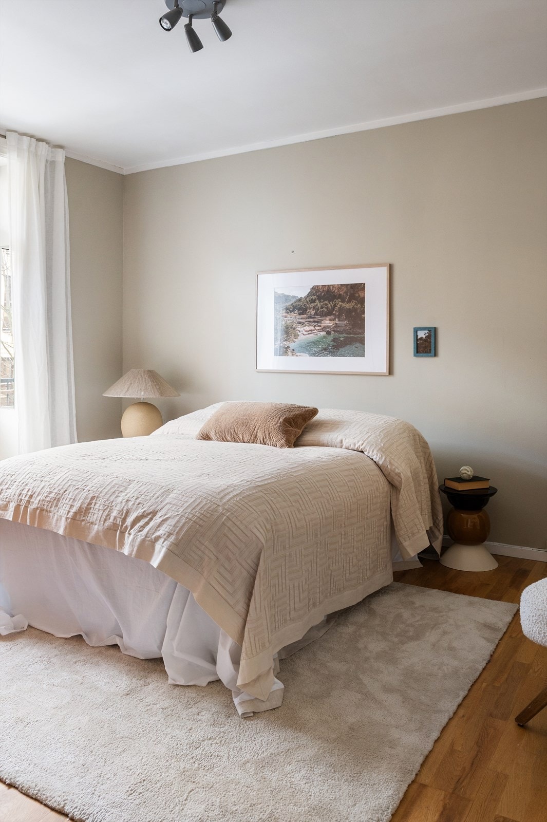 Rommet er av god størrelse med plass til dobbeltseng og tilhørende møblement. Galleribilde