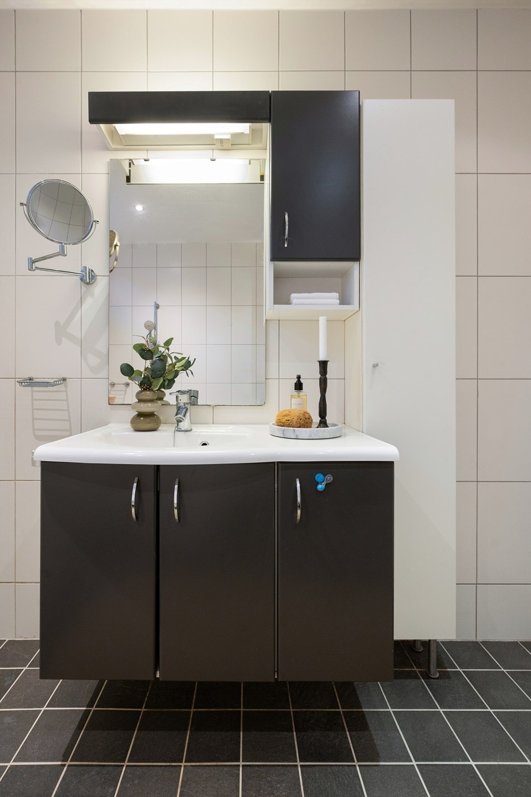 Badet er innredet med servant med underskap, speil og god belysning. Galleribilde