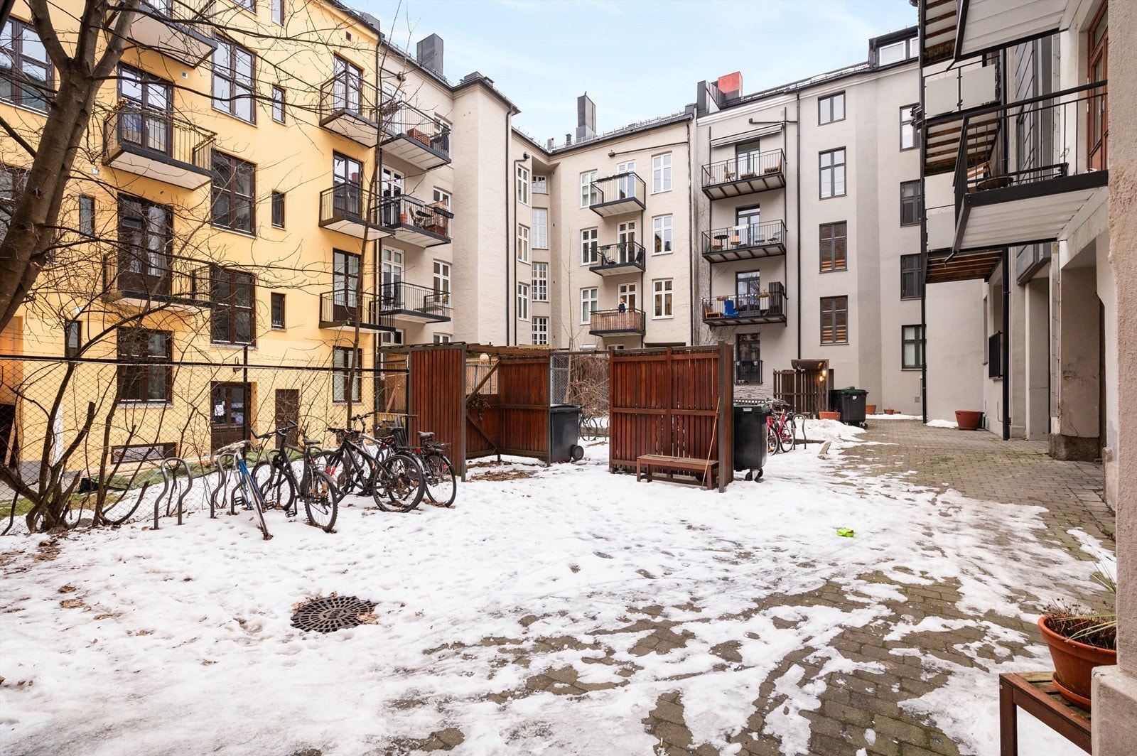 Rolig og tilbaketrukket bakgård. Leiligheten disponerer i tillegg en praktisk, ekstern gangbod på 2,3 m². Galleribilde