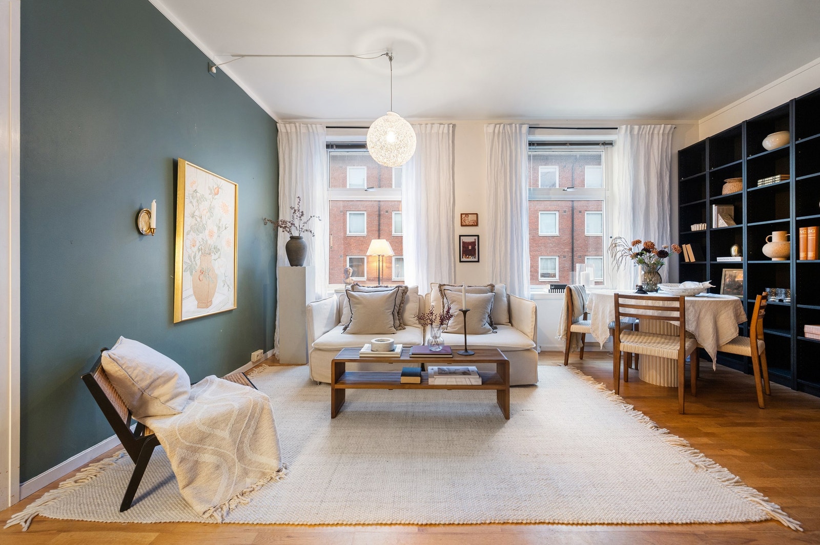 Den åpne løsningen gir rom for både en hyggelig sofagruppe og en egen spiseplass. Galleribilde