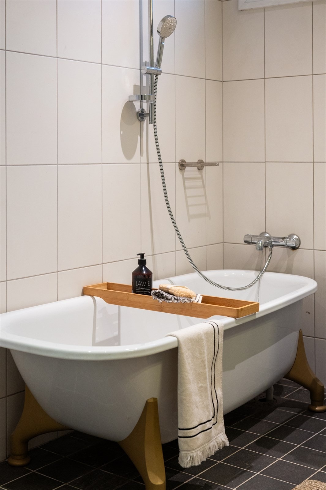 Badet har både dusjløsning og badekar. Galleribilde