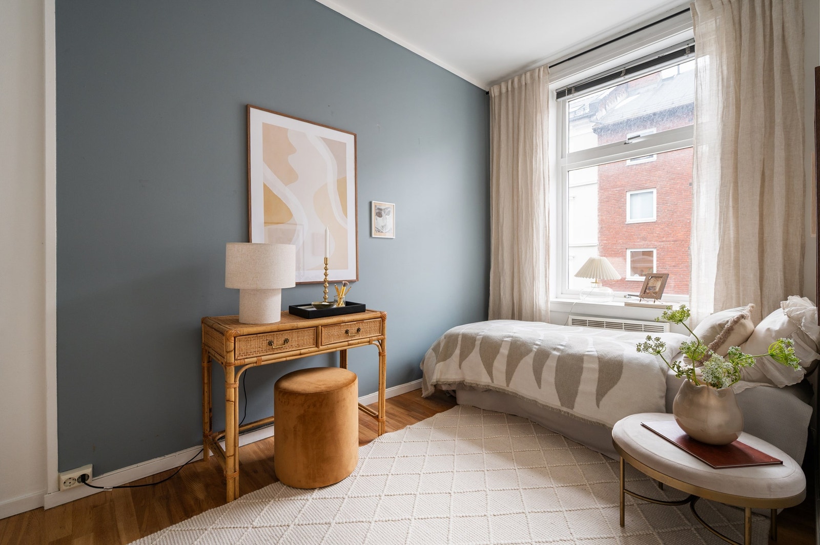 Rommet har plass til både seng og en liten arbeidsplass eller kommode. Galleribilde