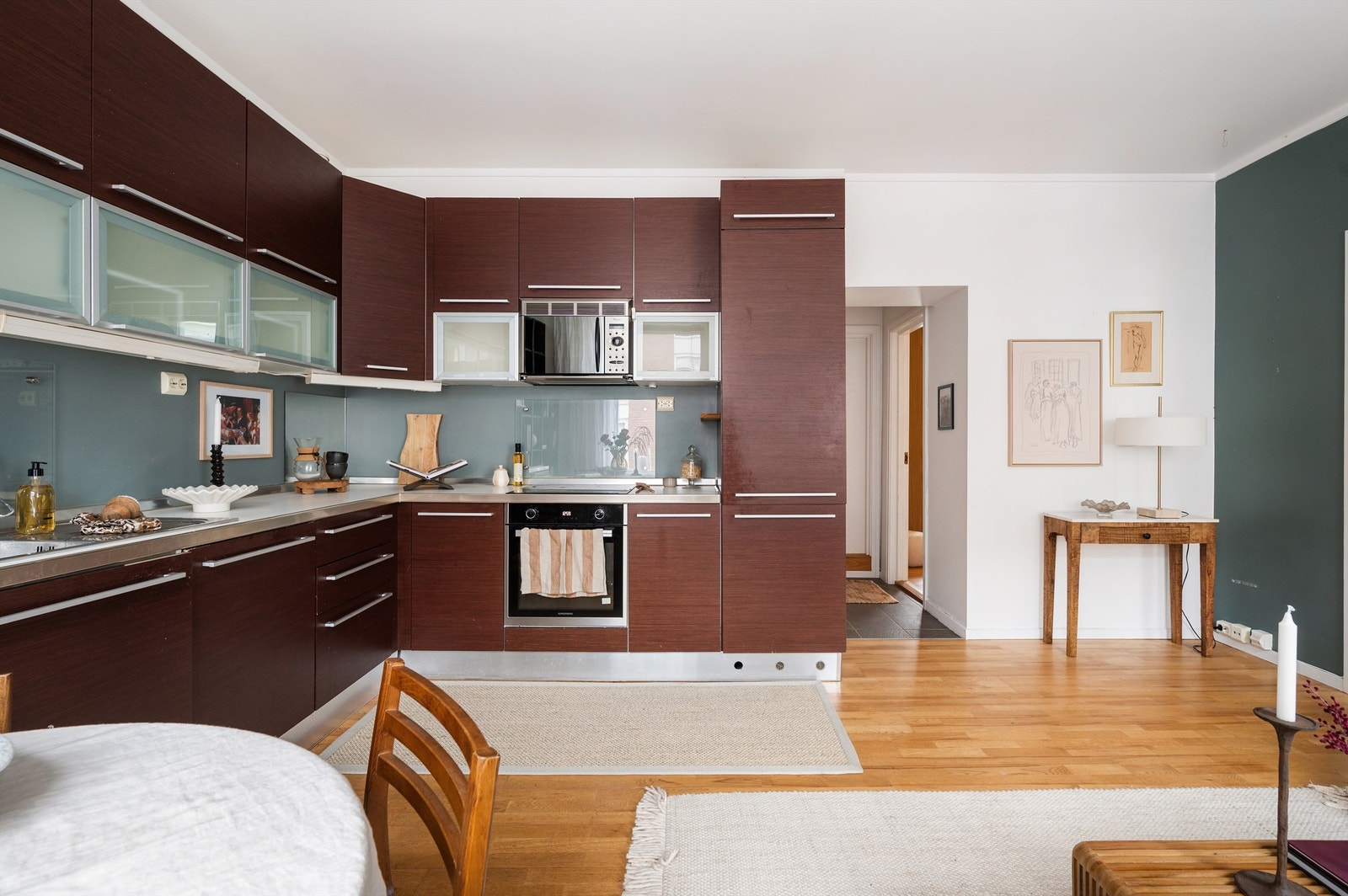 Kjøkkeninnredningen har glatte fronter og laminat benkeplate med god arbeidsplass, som gjør matlagingen enkel. Galleribilde