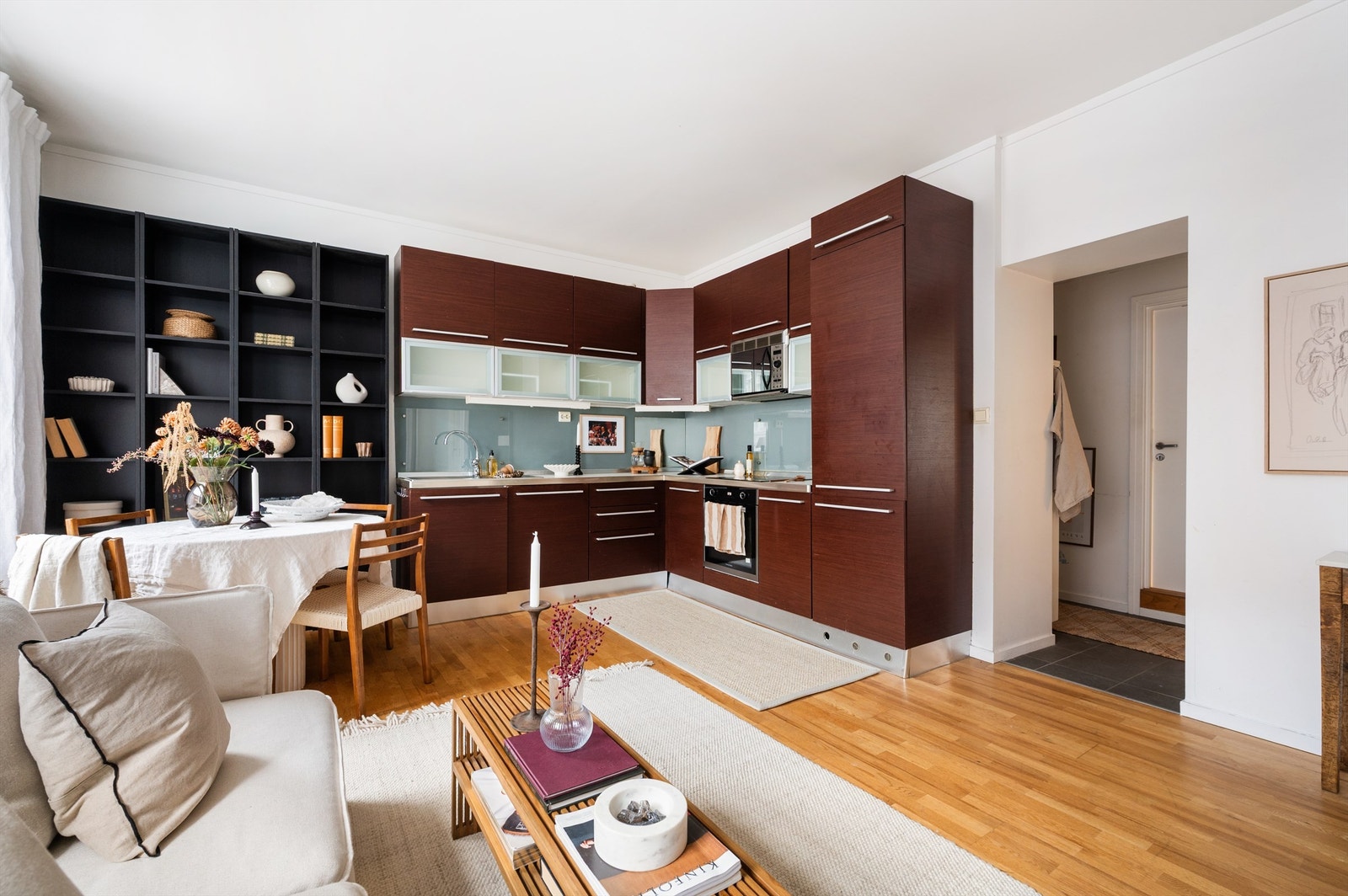 Kjøkkenet er i en sosial, åpen løsning mot stuen, som er ideelt for å kombinere matlaging og samvær. Her skapes et sosial samlingspunkt i boligen. Galleribilde