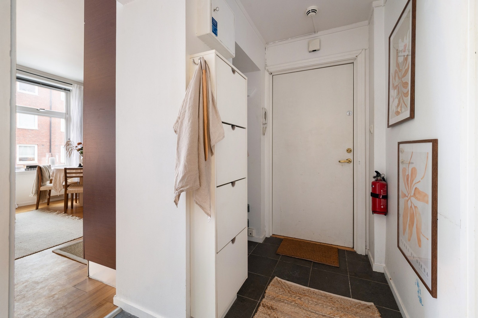 En lys og innbydende entré med flislagt gulv ønsker deg velkommen. Galleribilde