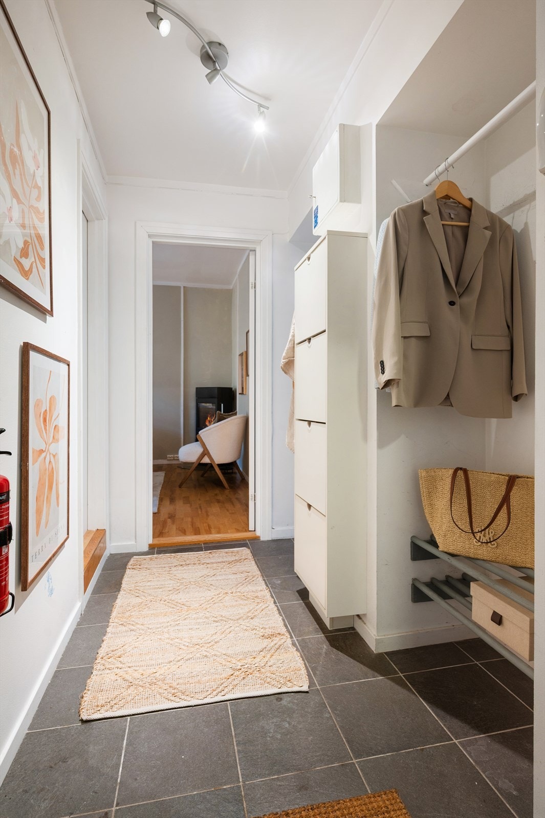 Entreen har god plass til å henge fra seg yttertøy og sette fra seg sko. Galleribilde