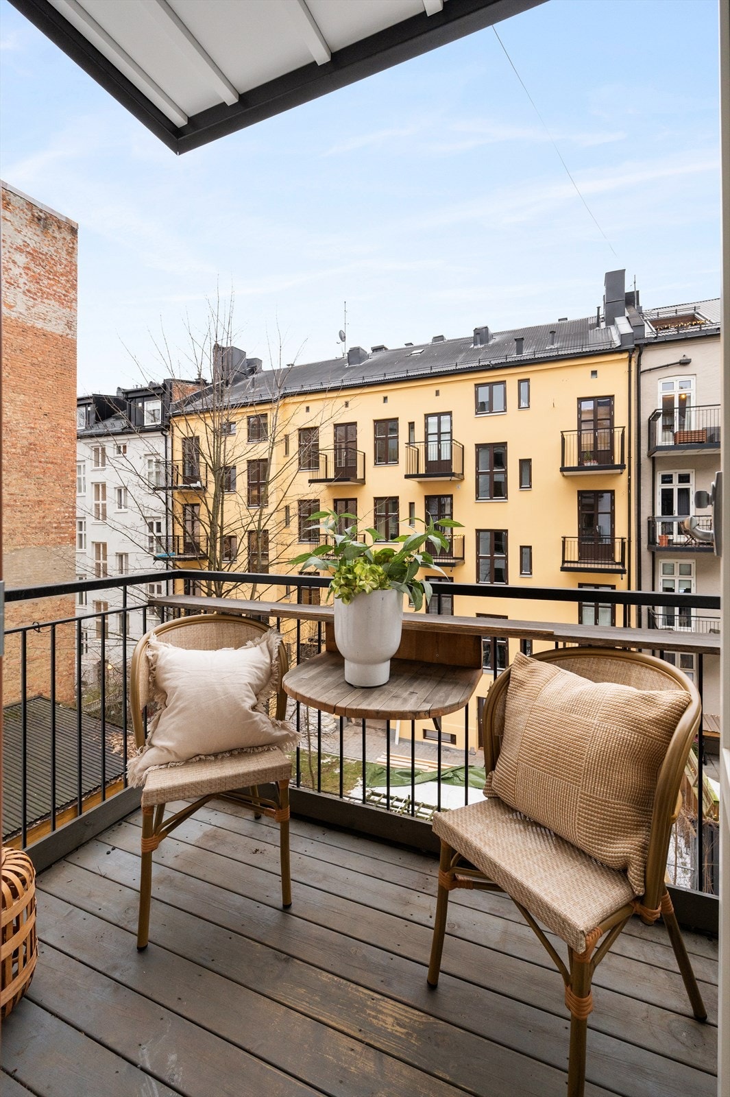 Balkongen ble bygget ny i 2021 og har plass til en hyggelig sittegruppe der sommerens varme dager kan nytes. Galleribilde