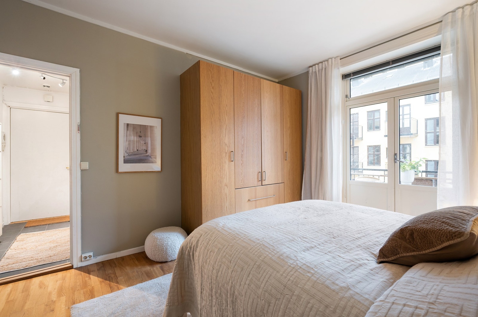 Soverommet har god plass til garderobeløsninger for oppbevaring. Galleribilde